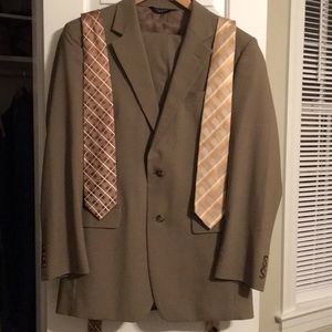 Men’s 100% wool suit and two ties